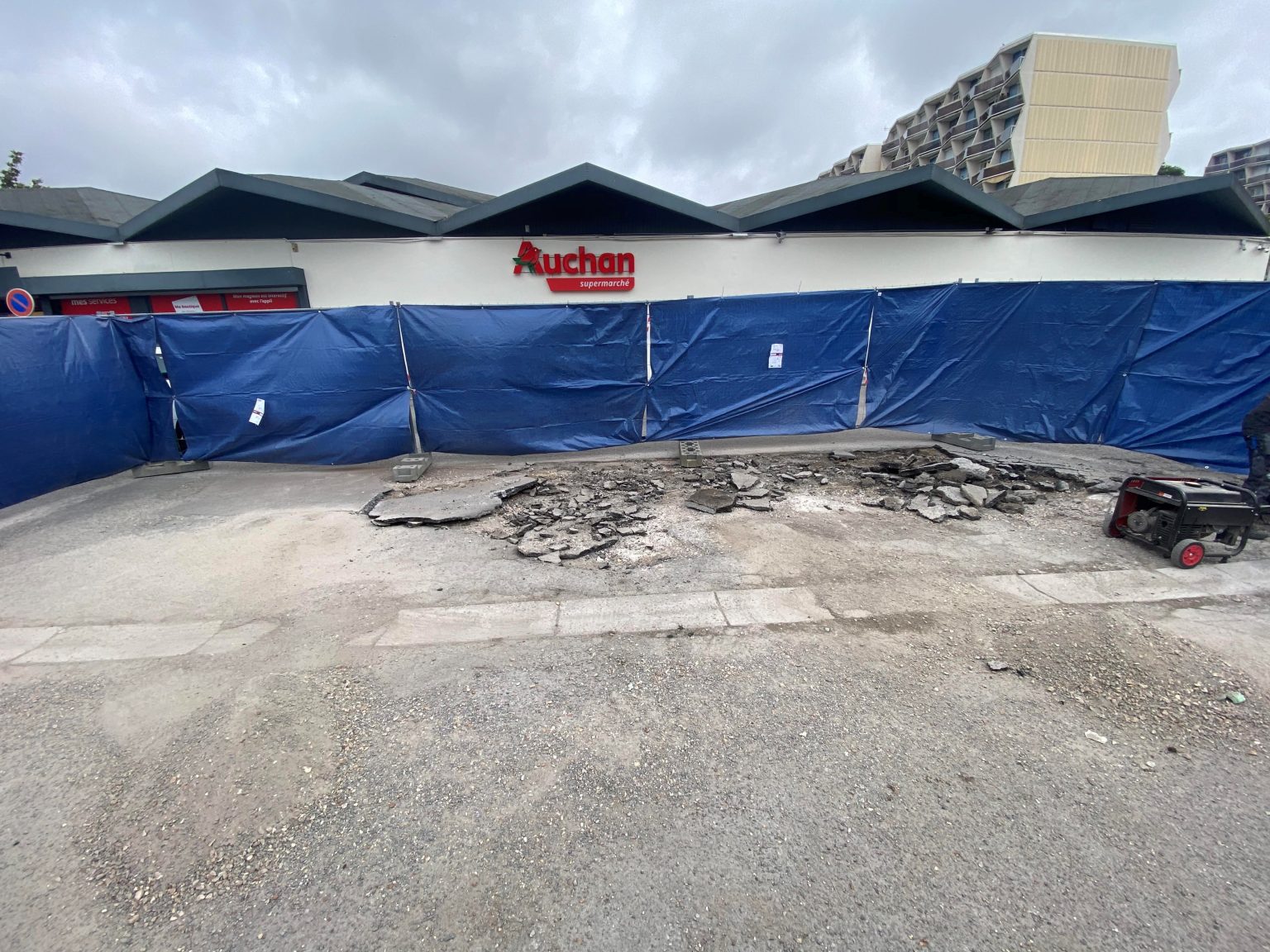 Travaux enrobé noir et rouge à chaud